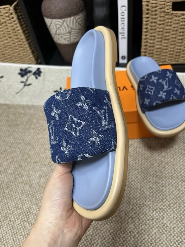 P320💰[New model] Long-term availability, 2025 new model, couple model [LOUlS VUlTTON] comes with drawer box, bag, card, invoice "Louis Vuitton ~ unique modern sandals. 》LV counter purchasing 🏃Men's and women's casual slippers, sold at the same time at the counter, the original old flower material upper is soft and comfortable, (refuses to discolor and rub the feet) sole: original factory special combination original sole, code number: 35--46 4 multiple colors 🉑️ to choose from